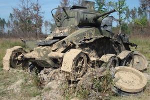 Подбитый танк БТ-5 - декорации к к/ф Белый тигр